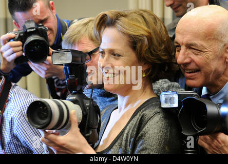 Noi attrice Sigourney Weaver (C) pone tra i fotografi al photocall per il film 'Avatar' all'Hotel de Rome di Berlino, Germania, 08 dicembre 2009. Il film sarà aperto in Germaqny cinema il 17 dicembre 2009. Foto: Jens KALAENE Foto Stock