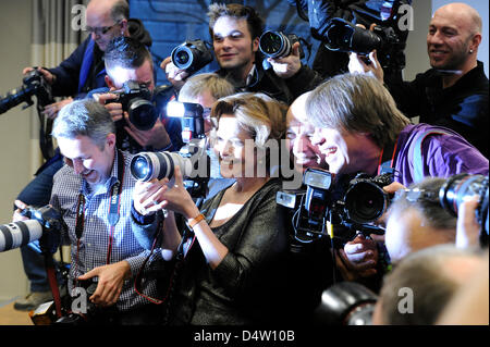 Noi attrice Sigourney Weaver (C) pone tra i fotografi al photocall per il film 'Avatar' all'Hotel de Rome di Berlino, Germania, 08 dicembre 2009. Il film sarà aperto in Germaqny cinema il 17 dicembre 2009. Foto: Jens KALAENE Foto Stock