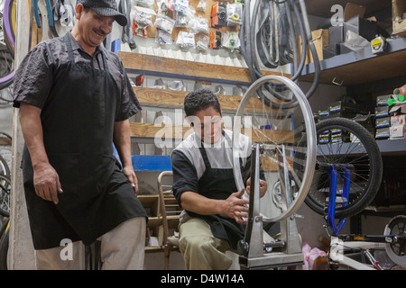 Meccanica a lavorare nel negozio di biciclette Foto Stock