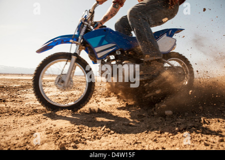 Uomo che cavalca dirt bike nel deserto Foto Stock