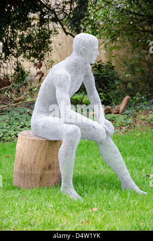 Filo statua di uomo seduto nel bosco Foto Stock
