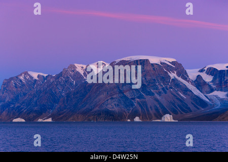 Sunrise al Øfiord, Scoresbysund, Groenlandia Foto Stock