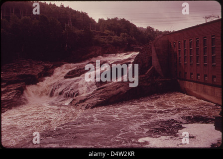 Androscoggin River Falls e impianto di alimentazione in corrispondenza di Rumford 06/1973 Foto Stock