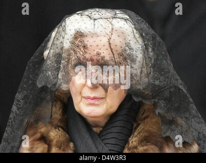 Alexandra Graefin Lambsdorff, vedova del defunto Otto Graf Lambsdorff, lascia la cattedrale dopo il servizio funebre nella zona di Brandeburgo, Germania, 12 dicembre 2009. L'ex Presidente tedesco del partito liberale FDP ("Partito Democratico Libero') ed ex Ministro federale dell'economia Otto Graf Lambsdorff morì 05 dicembre 2009 all'età di 82. Dalla richiesta di Lambsdorff, non ci sarà Foto Stock