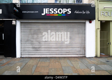Chiuso shopfront Jessops con segno offrendo "Consigli per la vita' Upper Street Islington Londra Regno Unito 2013 Foto Stock
