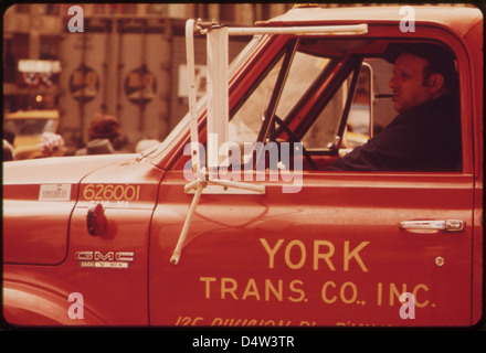 Questa immagine del maggio 1973 mostra un camion bloccato nel traffico intenso a Herald Square, New York City. La foto cattura il vivace ambiente urbano e le sfide di trasporto del tempo. Foto Stock
