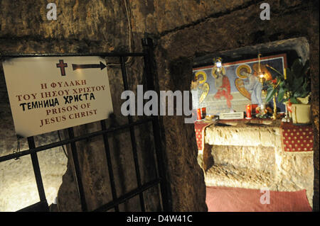 Un altare è raffigurato nella prigione di Gesù Cristo nella città vecchia di Gerusalemme, Israele, 17 settembre 2009. Secondo la tradizione Gesù Cristo era tenuto in questa prigione prima della sua crocifissione. Alcuni dei più importanti siti religiosi dell ebraismo, il cristianesimo e l Islam si trovano in Gerusalemme. Foto: Andreas Gebert Foto Stock