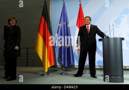 Il cancelliere tedesco Angela Merkel e il presidente indonesiano Susilo Bambang Yudhoyono lascia una conferenza stampa congiunta dopo la loro riunione a Berlino, Germania, 15 dicembre 2009. I colloqui focalizzata sul persistere della Conferenza mondiale sul clima di Copenaghen. Foto: TIM BRAKEMEIER Foto Stock