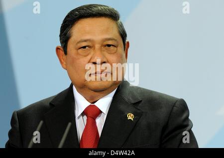 Il presidente indonesiano Susilo Bambang Yudhoyono parla ad una conferenza stampa congiunta con il cancelliere tedesco Merkel dopo la loro riunione a Berlino, Germania, 15 dicembre 2009. I colloqui focalizzata sul persistere della Conferenza mondiale sul clima di Copenaghen. Foto: TIM BRAKEMEIER Foto Stock