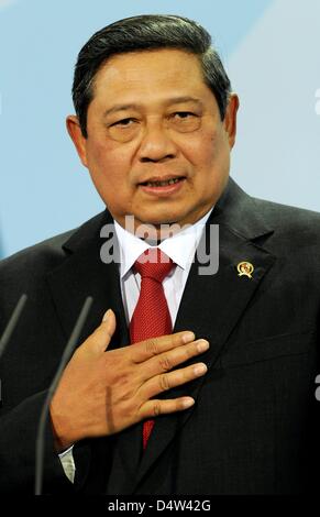 Il presidente indonesiano Susilo Bambang Yudhoyono parla ad una conferenza stampa congiunta con il cancelliere tedesco Merkel dopo la loro riunione a Berlino, Germania, 15 dicembre 2009. I colloqui focalizzata sul persistere della Conferenza mondiale sul clima di Copenaghen. Foto: TIM BRAKEMEIER Foto Stock