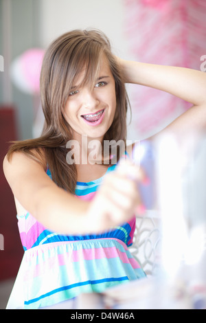 Ragazza adolescente sta immagine di se stessa Foto Stock