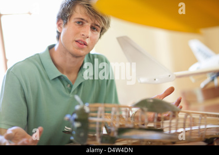 Uomo al lavoro su aereo modello Foto Stock