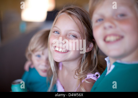 I bambini a bere soda in garage Foto Stock