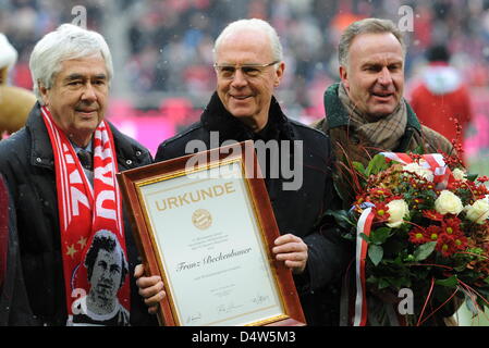 (L-R) Vicepresidente del tedesco Football Association (DFB) Rolf Hocke, ex presidente della Bundesliga tedesca campione del record FC Bayern Munich Franz Beckenbauer, FC Bayern Monaco di Baviera CEO Karl-Heinz Rummenigge onore Beckenbauer in anticipo della Bundesliga tedesca partita FC Bayern Munich vs Hertha BSC Berlin a Allainz stadio Arena di Monaco di Baviera, Germania, 19 dicembre 2009. Calcio tedesco Beckenb legenda Foto Stock