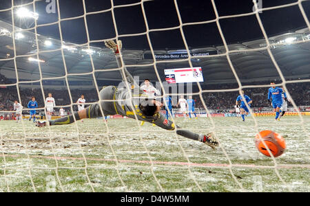 Stuttgart, Ciprian Marica converte una penalità per il 1-0 durante il match della Bundesliga VfB Stuttgart v TSG Hoffenheim a Mercedes Benz Arena stadium di Stoccarda, Germania, 19 dicembre 2009. Stoccarda ha vinto la partita 3-1. Foto: BERND WEISSBROD Foto Stock