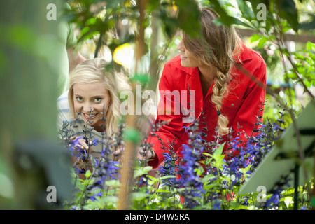 Le donne lo shopping per le piante in vivaio Foto Stock