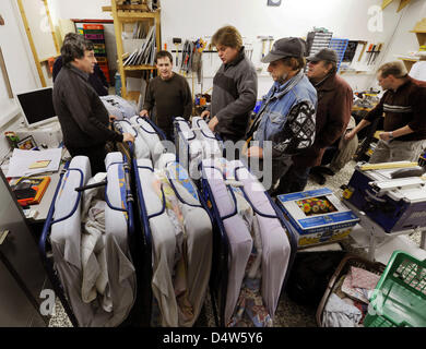 Capo dell'Istituto Ecumenico "Oasi" Christoph Koest (L) offre letti a un gruppo di senzatetto di uomini in Leipzig, Germania, 20 dicembre 2009. Circa 60 persone in stato di bisogno possono trovare un rifugio in "oasi" che è supportato da Diakonie e Caritas. In aggiunta ad un posto in cui dormire, le persone in stato di bisogno possono ricevere un pasto caldo, vestiti puliti, sociale Consulenza e assistenza continuativa. Ph Foto Stock