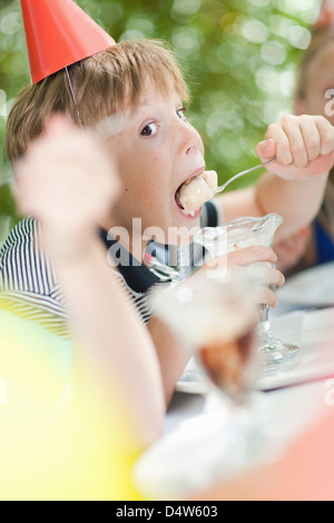 Ragazzo con gelato Gelato a parte Foto Stock