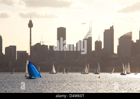 18 Il piè di pagina con lo spinnaker in competizione in una regata nautica sul Porto di Sydney Sydney Australia nella parte anteriore del Sydney CBD. Foto Stock