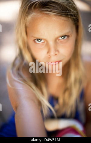 Close up la ragazza volto arrabbiato Foto Stock