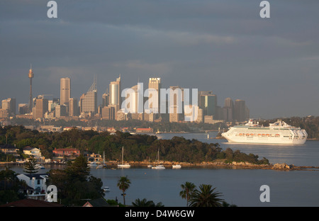 Passeggeri della nave di crociera entrando in porto di Sydney nella luce del mattino Sydney CBD skyline Sydney Australia Foto Stock