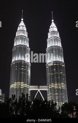 Un colpo di Torri Petronas illuminata di notte. Prese a Kuala Lumpur, novembre 2012. Foto Stock