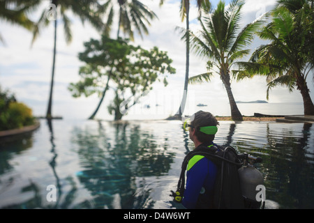 Scuba Diver ammirando acqua tropicale Foto Stock