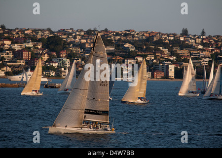 Mercoledì pomeriggio regata nautica passando davanti a luxury waterfront case sobborghi orientali Sydney Australia Foto Stock