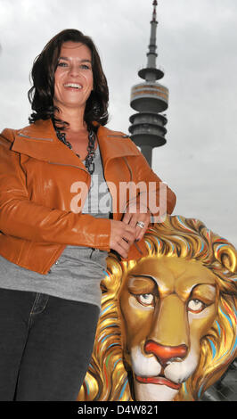 Tedesco figura icona del pattinaggio Katarina Witt siede su un Golden Lion la promozione di Monaco di Baviera 2018 Olimpiadi di Monaco di Baviera, Germania, il 17 settembre 2010. Foto: PETER KNEFFEL Foto Stock