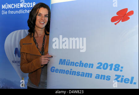 Tedesco figura icona del pattinaggio Katarina Witt sorrisi con due striscioni promozione di Monaco di Baviera 2018 Olimpiadi di Monaco di Baviera, Germania, il 17 settembre 2010. Foto: PETER KNEFFEL Foto Stock