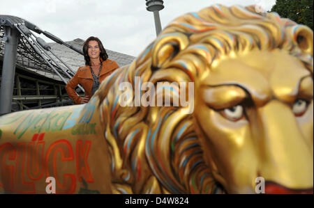 Tedesco figura icona del pattinaggio Katarina Witt siede su un Golden Lion la promozione di Monaco di Baviera 2018 Olimpiadi di Monaco di Baviera, Germania, il 17 settembre 2010. Foto: PETER KNEFFEL Foto Stock