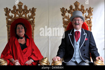 Monaco di Baviera signore sindaco Christian Ude (R) e sua moglie Edith Welser-Ude (L) come 2010 Oktoberfest prende il via a Monaco di Baviera, Germania, il 17 settembre 2010. Il più grande del mondo folk festival avrà luogo dal 18 Settembre fino al 03 ottobre 2010 per il 177th tempo. Essa è stata celebrata la prima volta in 200 anni fa in occasione delle nozze del Re Ludwig I di Baviera e Therese von Sachsen-Hildb Foto Stock