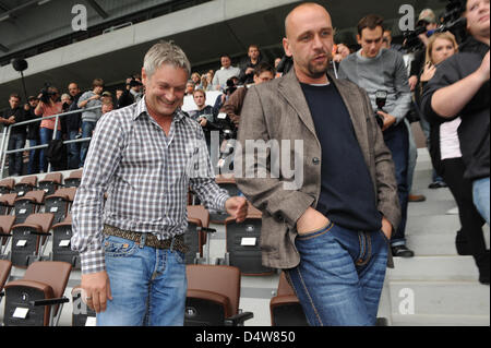 Bundesliga tedesca club vetture di testa Armin Veh (L) di SV Amburgo e Holger Stanislawski (R) di FC St Pauli sorriso sulle tribune del Millerntor stadium di Amburgo, Germania, 17 settembre 2010. La Bundesliga derby di St Pauli vs Hamburg tenutasi il 19 settembre sarà uno di questo Bundesliga derby giornata. Foto: MARCUS BRANDT Foto Stock