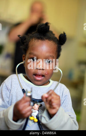 (File) - Un file di dpa foto datata 27 marzo 2009 mostra una bambina gioca con uno stetoscopio presso un medico in pratica a Colonia, in Germania. Foto: Rolf Vennenbernd Foto Stock