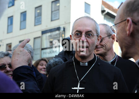 Chichester, Sussex, Regno Unito. Xix Marzo 2013. L Arcivescovo di Canterbury Justin Welby durante un aborigeno intorno a Chichester oggi dove egli come visitare Chichester Cathedral come parte di un tour della Gran Bretagna prima che lui la sua intronizzazione di giovedì Foto Stock