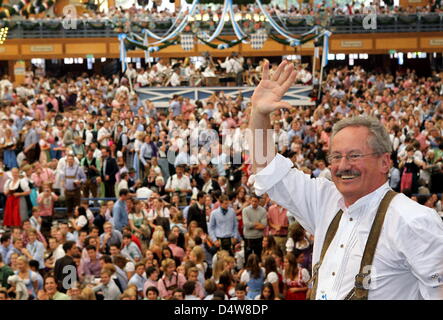 Monaco di Baviera signore sindaco Christian Ude onde come egli apre il 2010 Oktoberfest prende il via a Monaco di Baviera, Germania, il 18 settembre 2010. Il più grande del mondo folk festival avrà luogo dal 18 Settembre fino al 03 ottobre 2010 per il 177th tempo. Essa è stata celebrata la prima volta in 200 anni fa in occasione delle nozze del Re Ludwig I di Baviera e Therese von Sachsen-Hildburghausen. Foto: Karl- Foto Stock