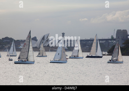 Regata nautica svoltasi a fronte della Sydney Opera House e il Sydney Harbour Australia Foto Stock