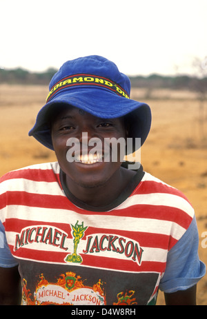 1, uno, uomo dello Zimbabwe, cittadino dello Zimbabwe, uomo, giovane, Michael Jackson ventola, città di Nyanga, Nyanga, Manicaland Province, Zimbabwe, Africa Foto Stock