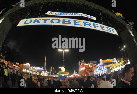 Decine di persone si riuniranno presso l'ingresso principale dell'Oktoberfest a Monaco di Baviera, Germania, il 19 settembre 2010. Il più grande del mondo folk festival avrà luogo dal 18 Settembre fino al 03 ottobre 2010 per il 177th tempo. Un totale di sei milioni di visitatori sono attesi. Foto: Felix Hoerhager Foto Stock