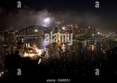 Capodanno fuochi d'artificio celebrazioni come visto dalla sponda nord di Sydney Harbour Bridge Foto Stock