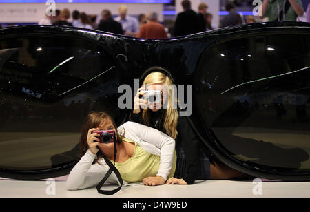 I visitatori a Photokina 2010 Fiera a Colonia, Germania, 21 settembre 2010. Il leader mondiale per la fiera di fotografia e immagini si svolge dal 21 al 26 settembre. Foto: OLIVER BERG Foto Stock