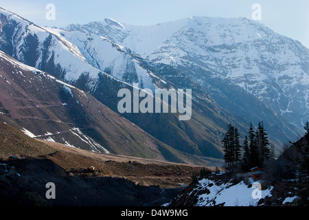 Vista aerea della montagna innevata valley Foto Stock