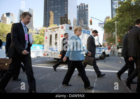 Il cancelliere tedesco Angela Merkel (C) arriva per il vertice ONU di New York, NY, STATI UNITI D'AMERICA, 21 settembre 2010. Il Vertice generale sugli Obiettivi di Sviluppo del Millennio (WDG) avviene a New York dal 20 al 22 settembre. Foto: Annibale Foto Stock