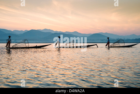 Tradizionali pescatori Intha sul Lago Inle, Birmania (Myanmar) Foto Stock