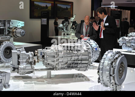 Un visitatore in cerca di informazioni sullo sviluppo di meccanismi a ingranaggi presso lo stand della ditta ZF Getriebe durante la IAA Frankfurt Motor Show per i veicoli commerciali di Hannover, Germania, 22 settembre 2010. Circa 1 750 espositori provenienti da 42 paesi presenti i loro veicoli presso la 63IAA motor show che si tiene dal 23 al 30 settembre 2010 di Hannover. Foto: Peter Steffen Foto Stock