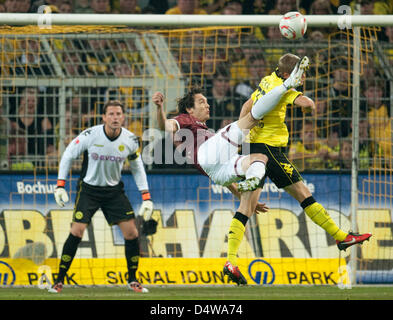 Bundesliga tedesca, 5 giorno di giocare il gioco Borussia Dortmund contro 1. FC Kaiserslautern avviene al Signal Iduna Stadium di Dortmund, Germania, il 22 settembre 2010. Kaiserslauterns Srdjan Lakic (M) colpisce di Dortmund Sven Bender sulla testa, alla loro sinistra keeper Weidenfeller romano. Foto: Bernd Thissen Foto Stock