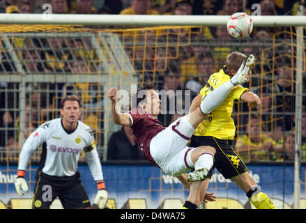 Bundesliga tedesca, 5 giorno di giocare il gioco Borussia Dortmund contro 1. FC Kaiserslautern avviene al Signal Iduna Stadium di Dortmund, Germania, il 22 settembre 2010. Kaiserslauterns Srdjan Lakic (M) colpisce di Dortmund Sven Bender sulla testa, alla loro sinistra keeper Weidenfeller romano. Foto: Bernd Thissen Foto Stock