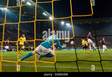 Bundesliga tedesca, 5 giorno di giocare il gioco Borussia Dortmund contro 1. FC Kaiserslautern avviene al Signal Iduna Stadium di Dortmund, Germania, il 22 settembre 2010. Kaiserslautern del portiere Tobias Sippel tiene la palla. Foto: Bernd Thissen Foto Stock