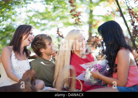 Famiglia avente picnic insieme Foto Stock