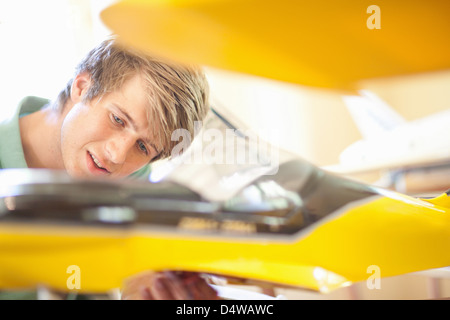 Uomo al lavoro su aereo modello Foto Stock